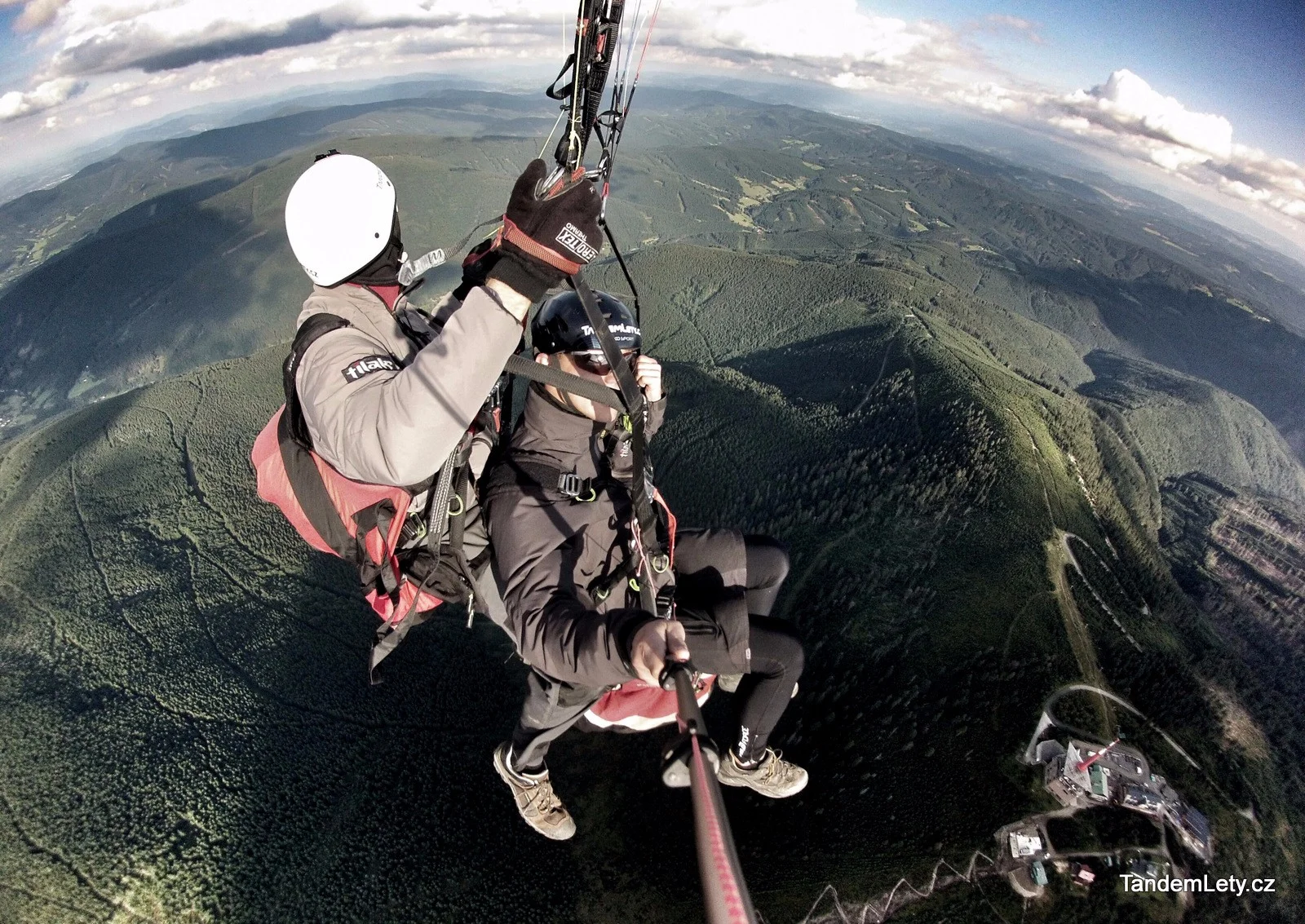 Adrenalin v oblacích: paraglidingový tandemový let se špetkou akrobacie