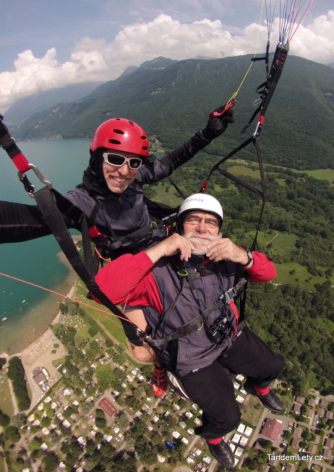 Adrenalin v oblacích: paraglidingový tandemový let se špetkou akrobacie