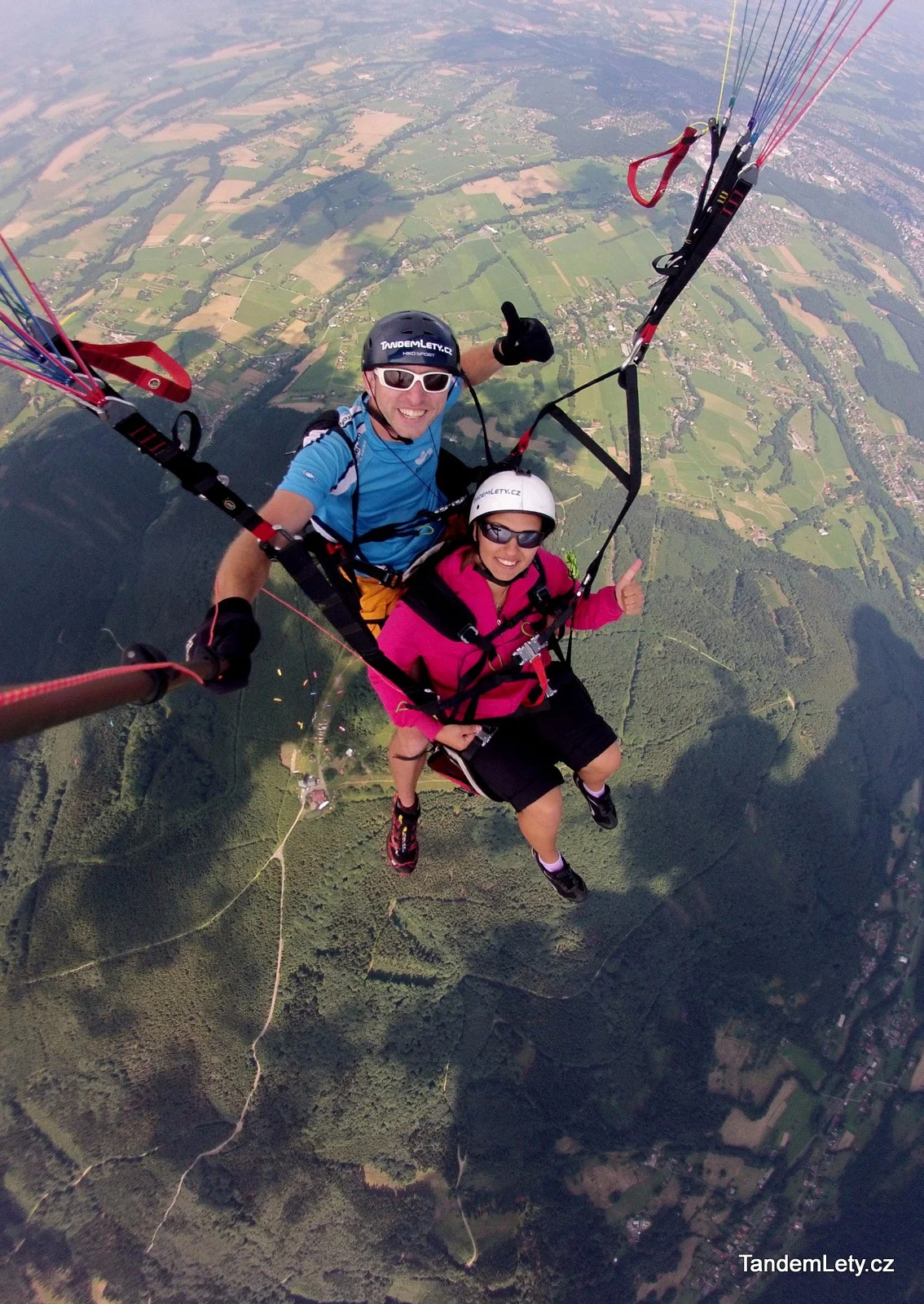 Adrenalin v oblacích: paraglidingový tandemový let se špetkou akrobacie