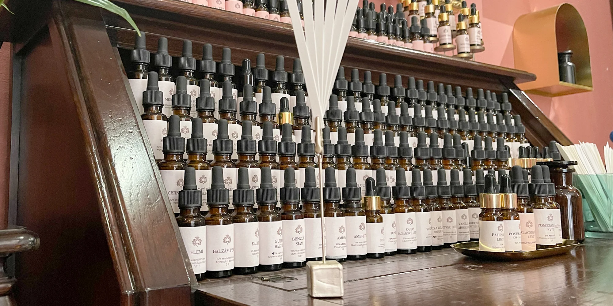 Kurz výroby parfému: vlastní eau de toilette s osobní recepturou a flakonem