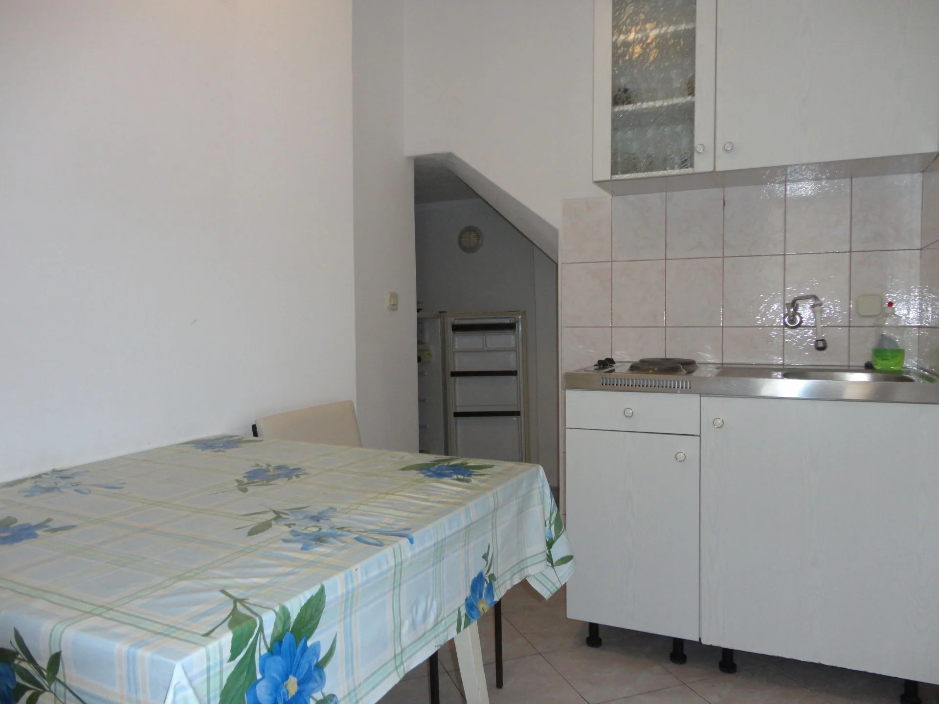 Dovolená s partou či rodinou v Drveniku: vybavené apartmány přímo u pláže pro 4–5 osob