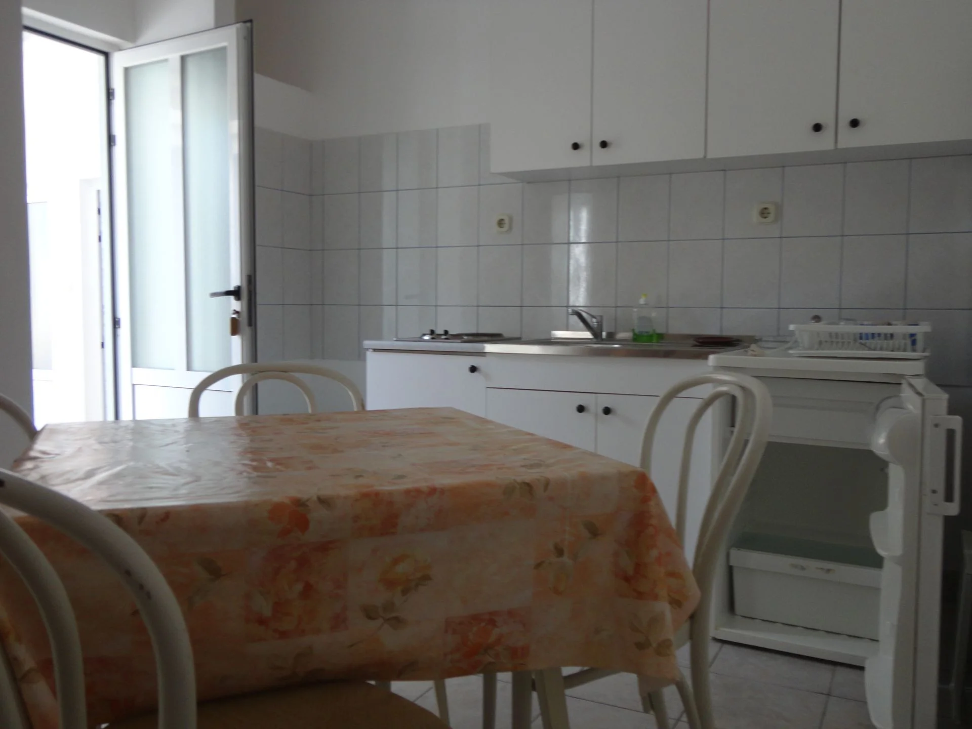 Dovolená s partou či rodinou v Drveniku: vybavené apartmány přímo u pláže pro 4–5 osob