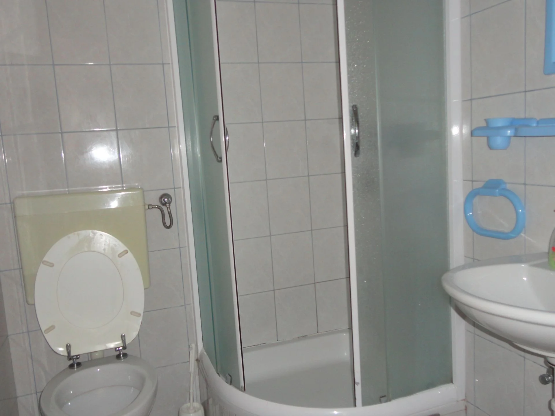 Dovolená s partou či rodinou v Drveniku: vybavené apartmány přímo u pláže pro 4–5 osob