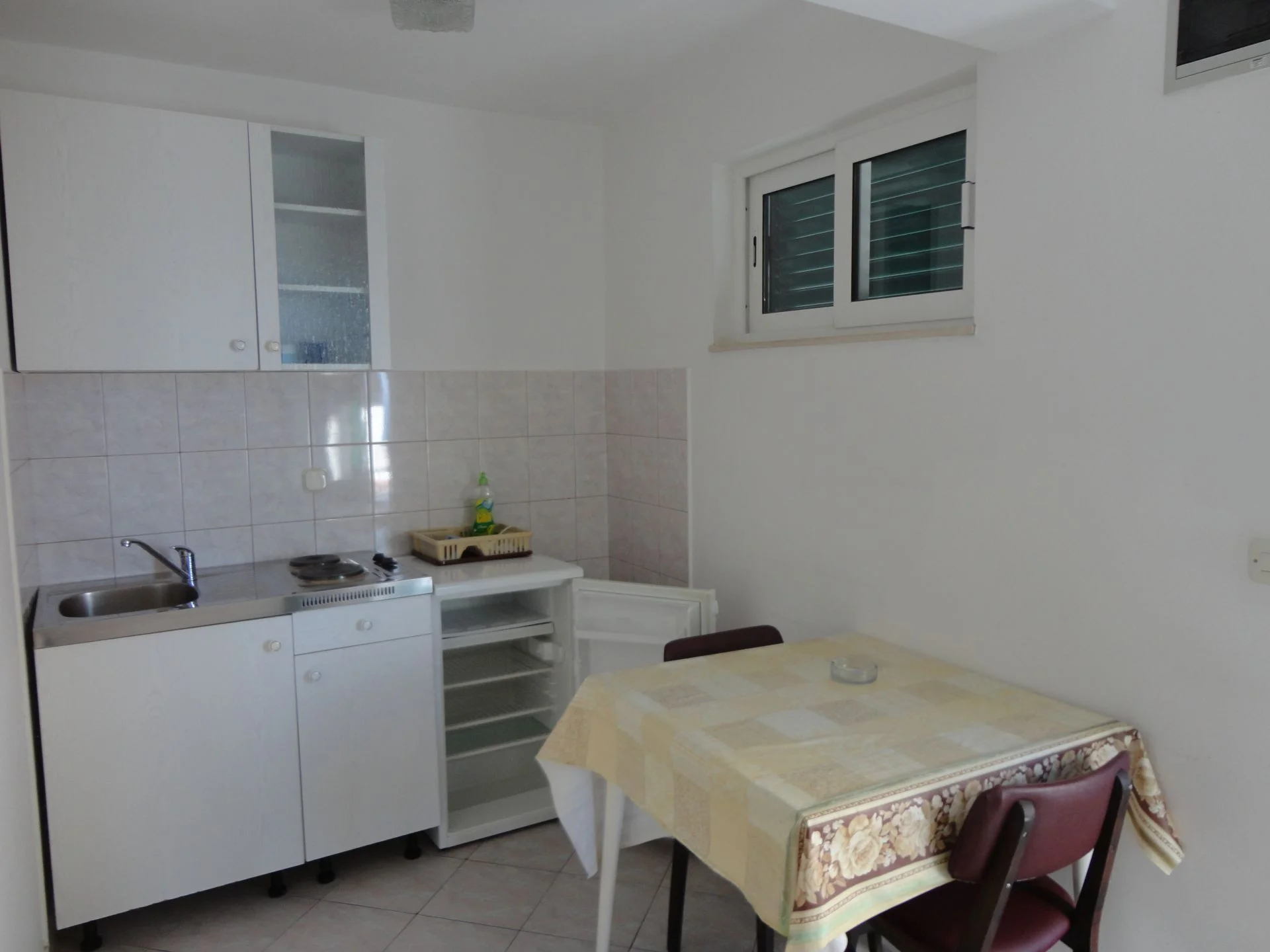 Dovolená s partou či rodinou v Drveniku: vybavené apartmány přímo u pláže pro 4–5 osob