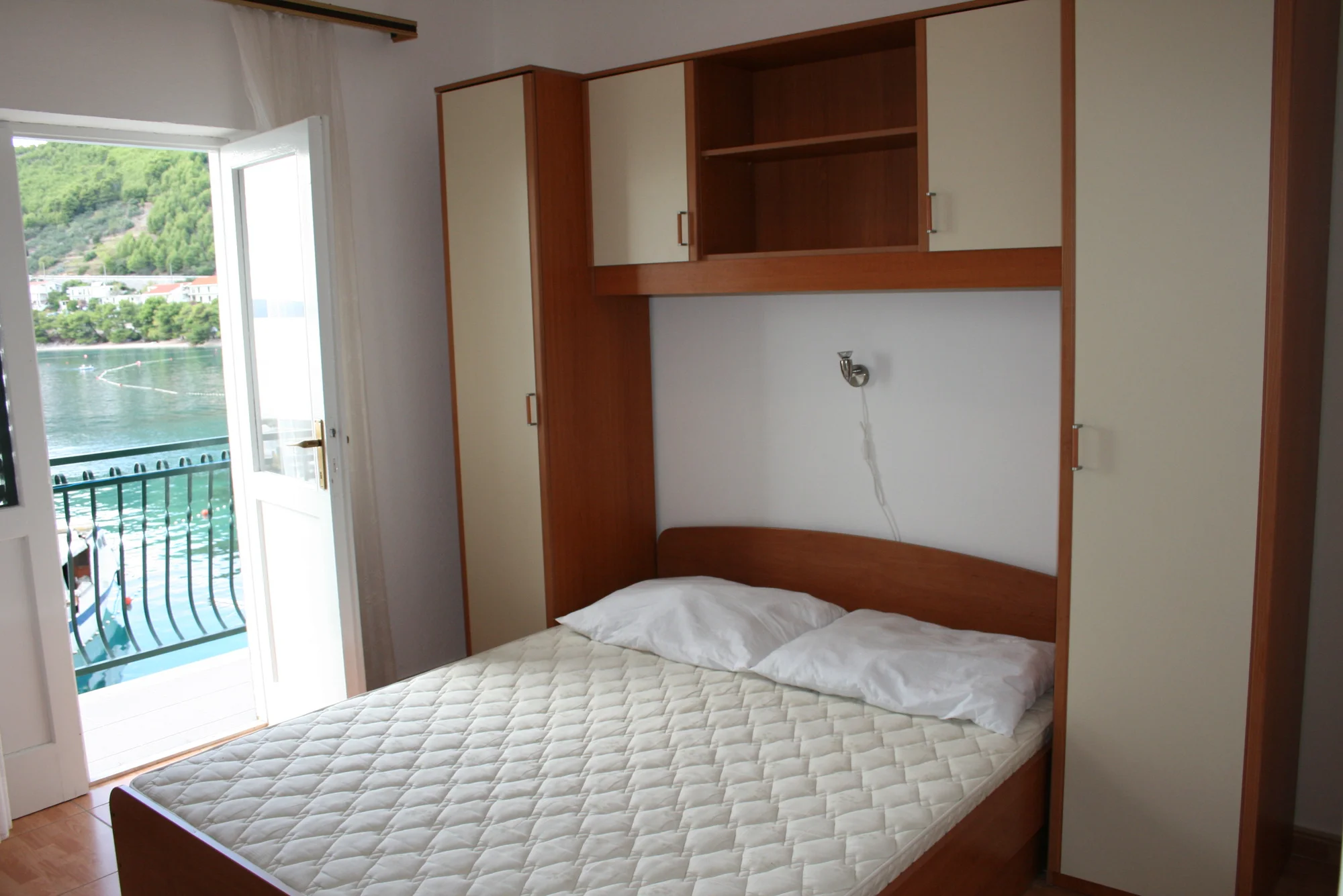 Dovolená s partou či rodinou v Drveniku: vybavené apartmány přímo u pláže pro 4–5 osob