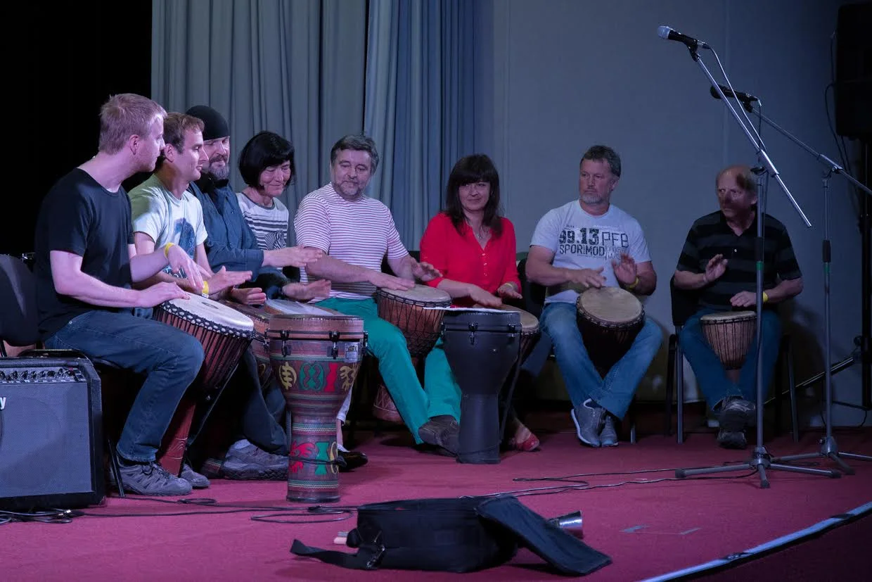 Lekce kreativního bubnování na africké bubny djembe i další nástroje: 2 nebo 4 lekce