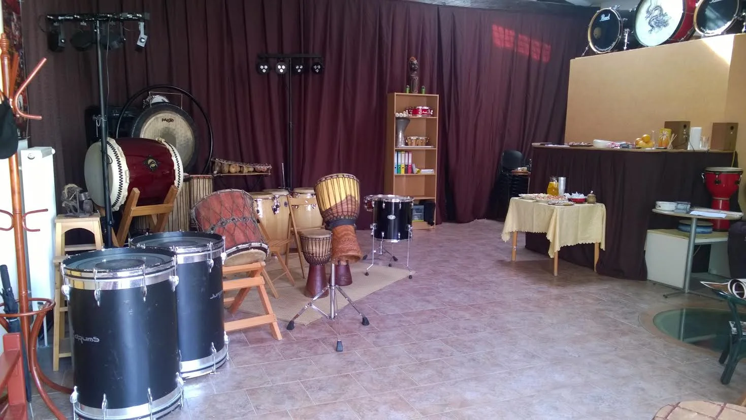 Lekce kreativního bubnování na africké bubny djembe i další nástroje: 2 nebo 4 lekce