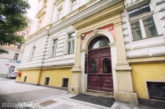 Důkladná dentální hygiena včetně Air Flow pro váš zářivý úsměv
