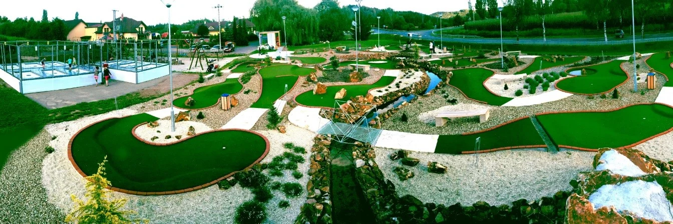 Adventure golf u Milína: 90 min. zábavy na profi hřišti od pondělí do čtvrtka