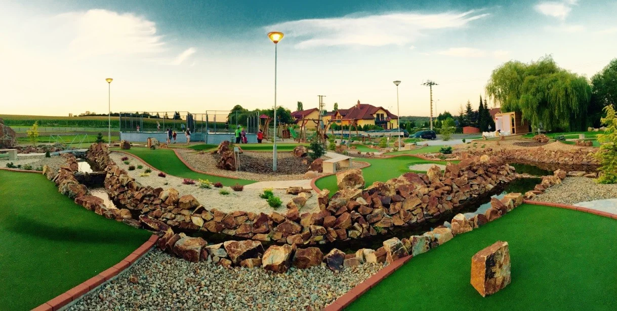 Adventure golf u Milína: 90 min. zábavy na profi hřišti od pondělí do čtvrtka