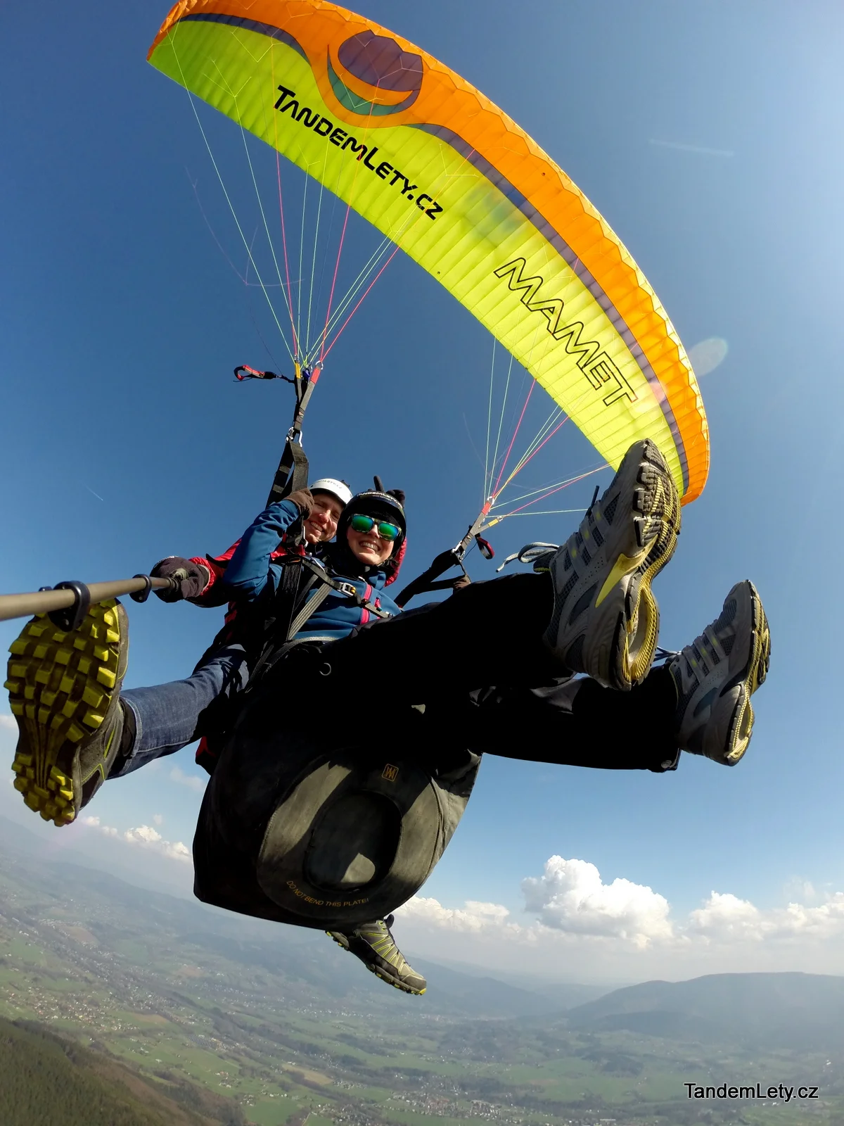 Adrenalin v oblacích: paraglidingový tandemový let se špetkou akrobacie