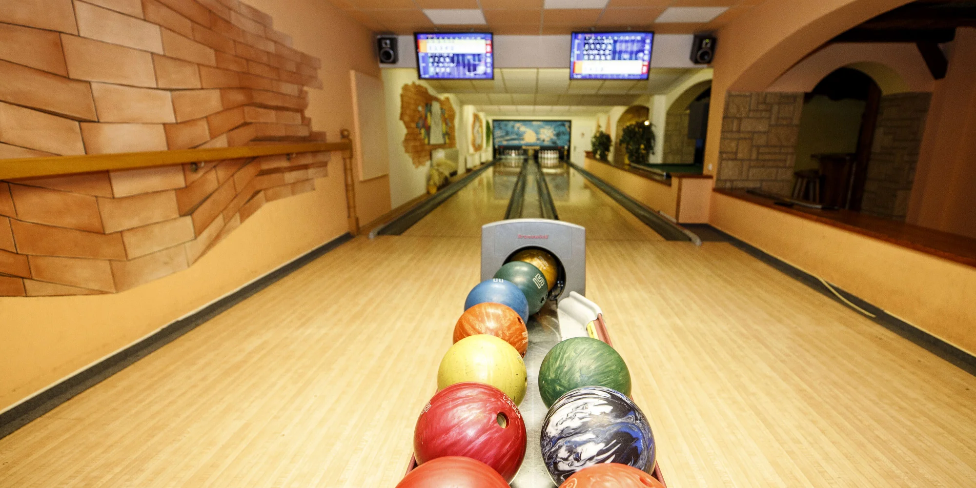 Hodina bowlingu až pro 8 osob a řízky, žebra či pizza