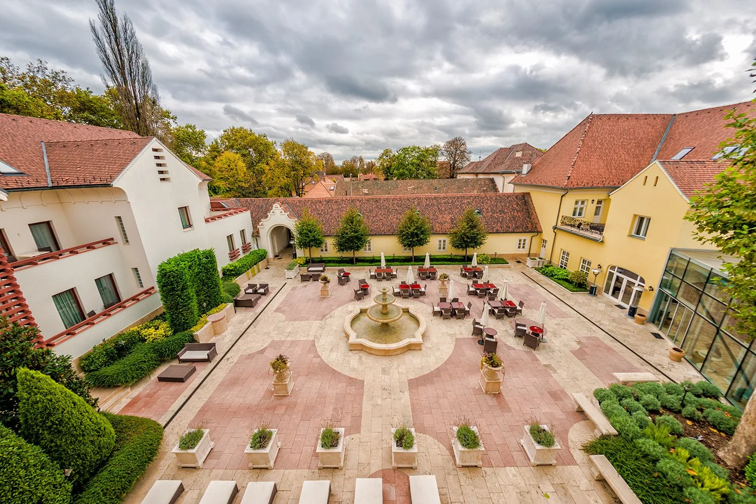 Pobyt s polopenzí, neomezeným wellness a procedurami ve 4* hotelu v Maďarsku