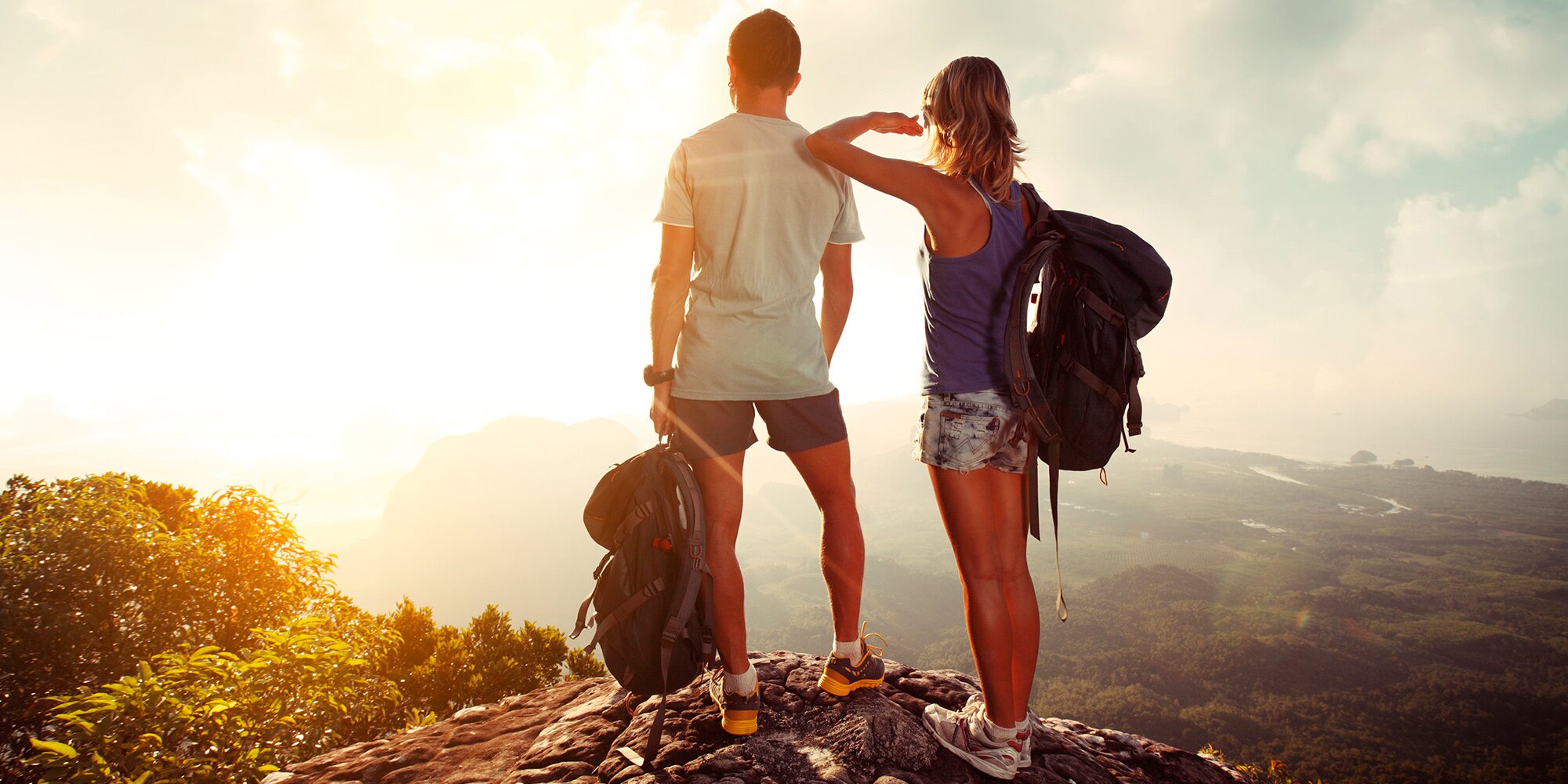 Представляешь человека рядом. Парень и девушка путешествуют. Вместе в горах. Пара в путешествии. Путешествие влюбленных.