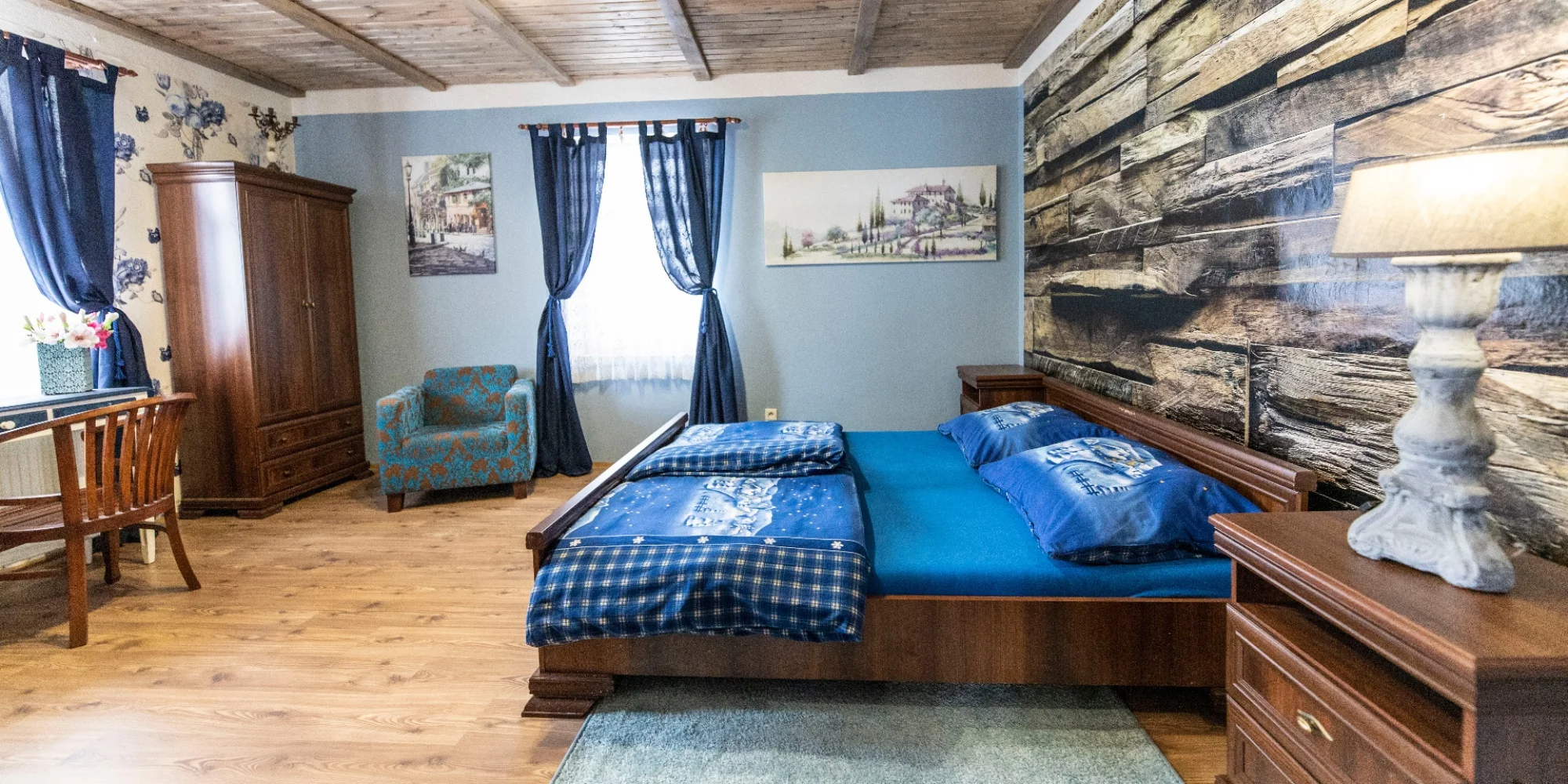 Stylové venkovské apartmány, exkurze do sklárny i kavárna