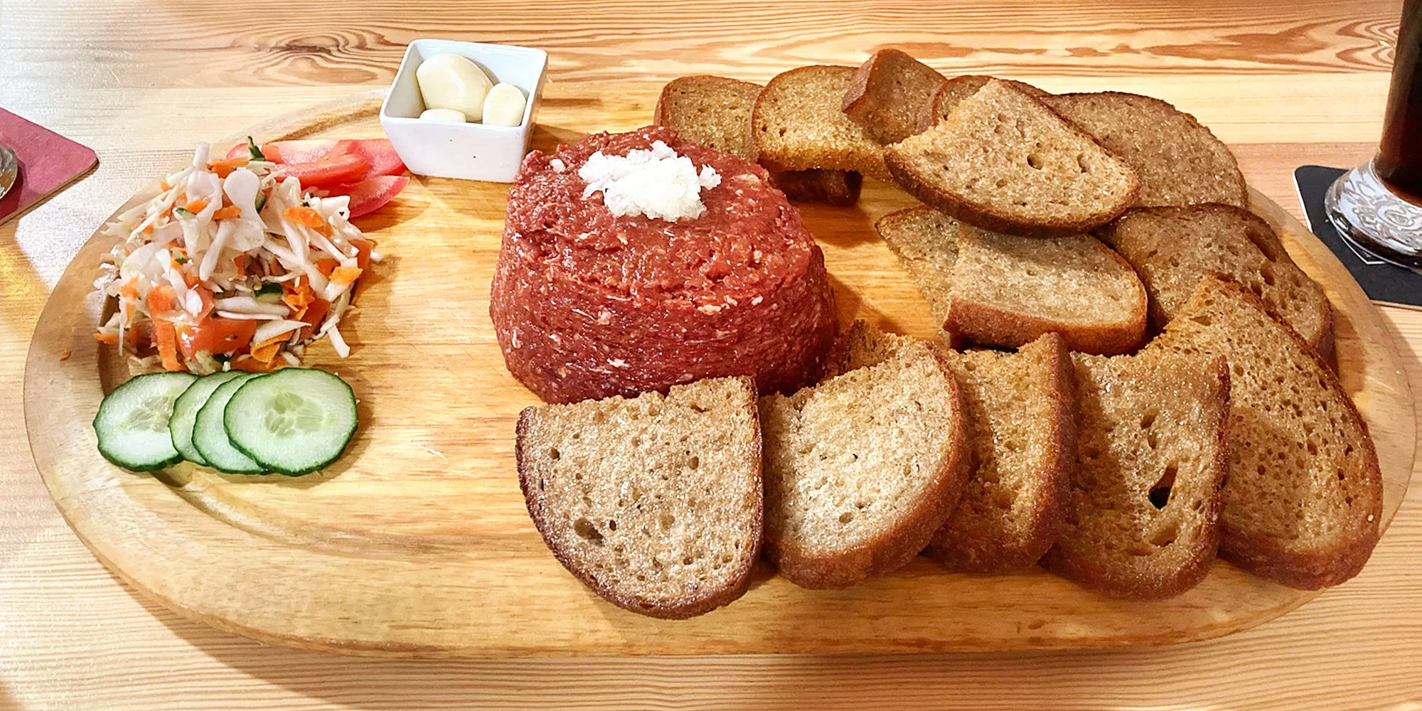 300 či 500 g tataráku ze zadního hovězího s topinkami