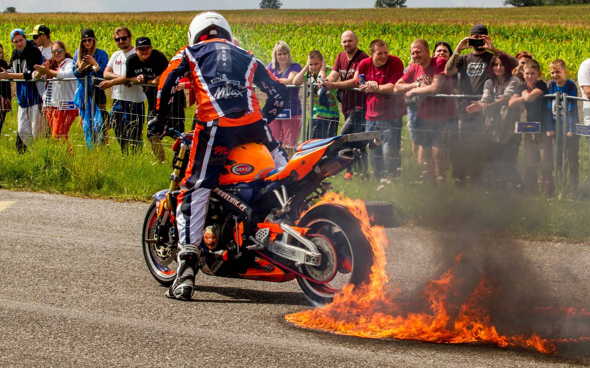 Kaskadérská motocyklová show a divoká spolujízda pro 1, 2 nebo 4 osoby