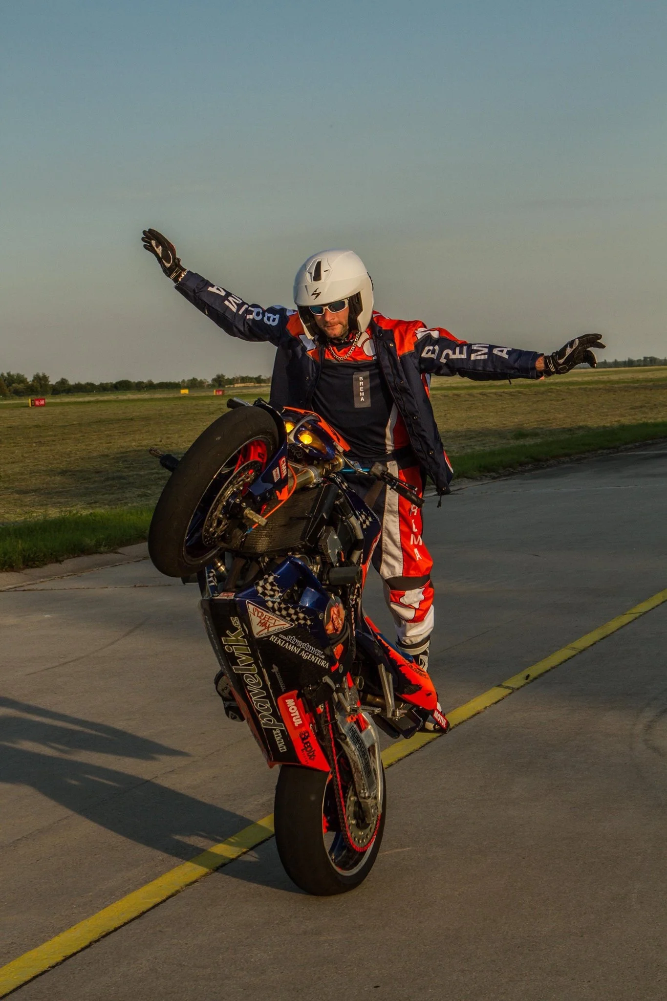 Kaskadérská motocyklová show a divoká spolujízda pro 1, 2 nebo 4 osoby