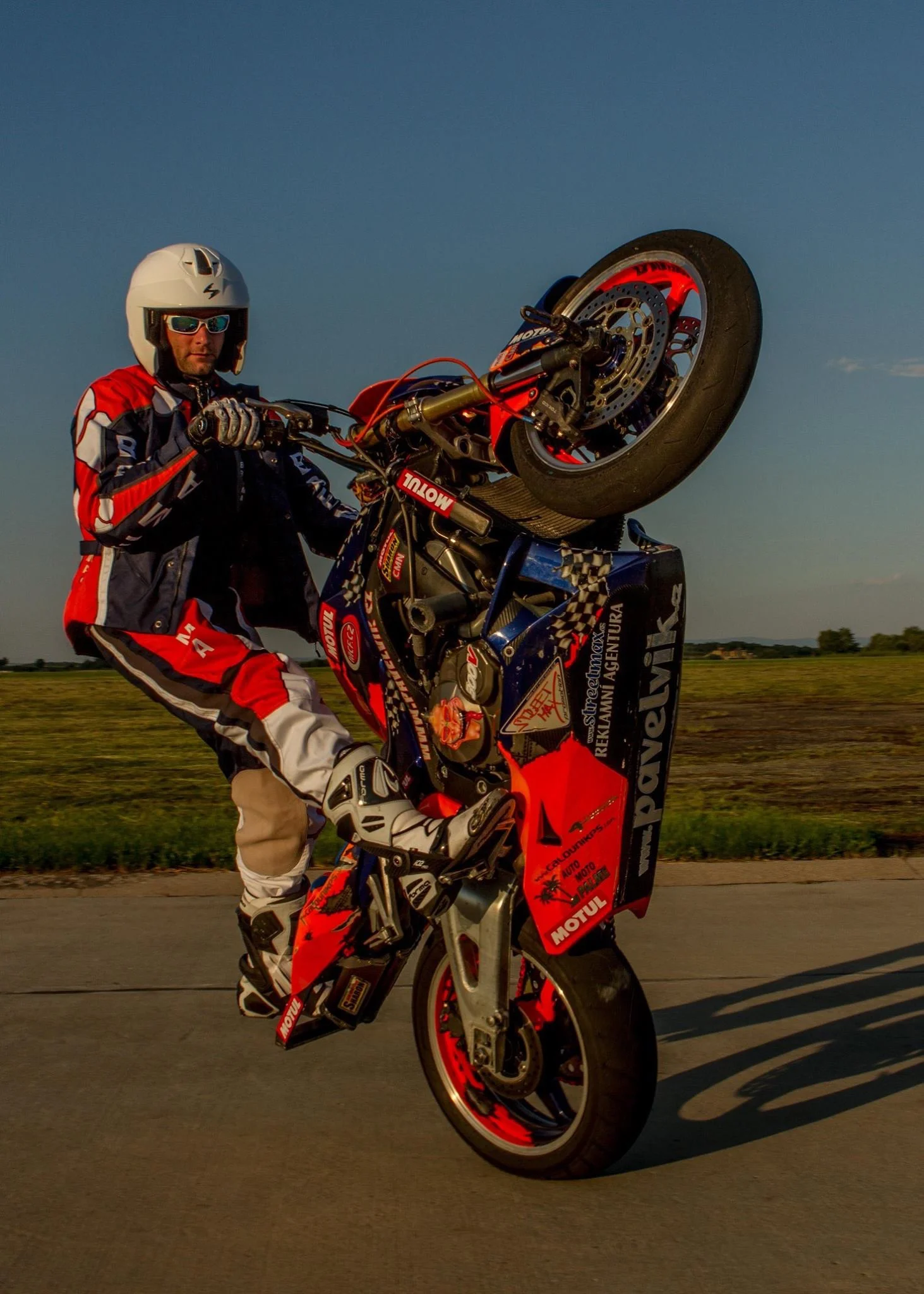 Kaskadérská motocyklová show a divoká spolujízda pro 1, 2 nebo 4 osoby