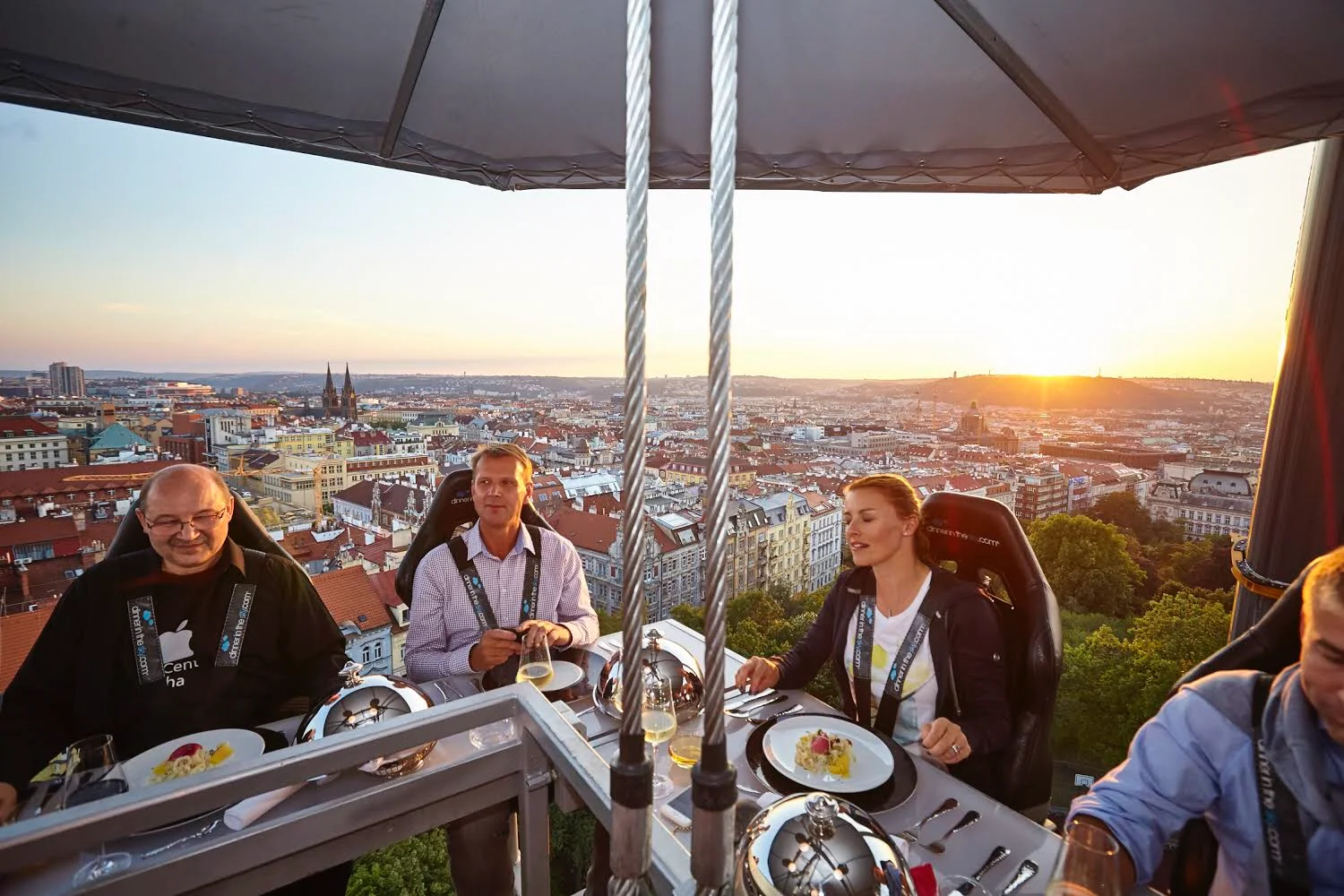 Premium Lunch nebo Dinner in the Sky: menu se 3 nebo 4 chody podávané v oblacích