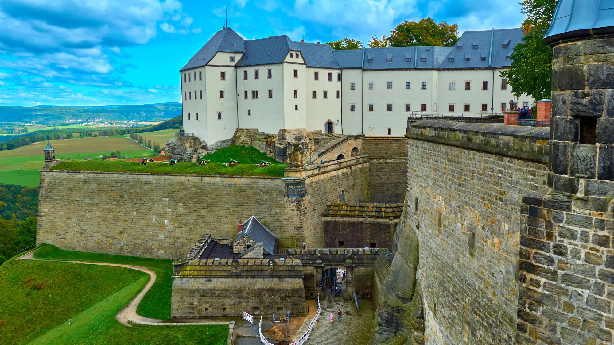 Lodní lístek na plavbu - TOP Saského Švýcarska (Kurort Rathen a Königstein) s obědem, večeří, živou hudbou a průvodcem po celý den
