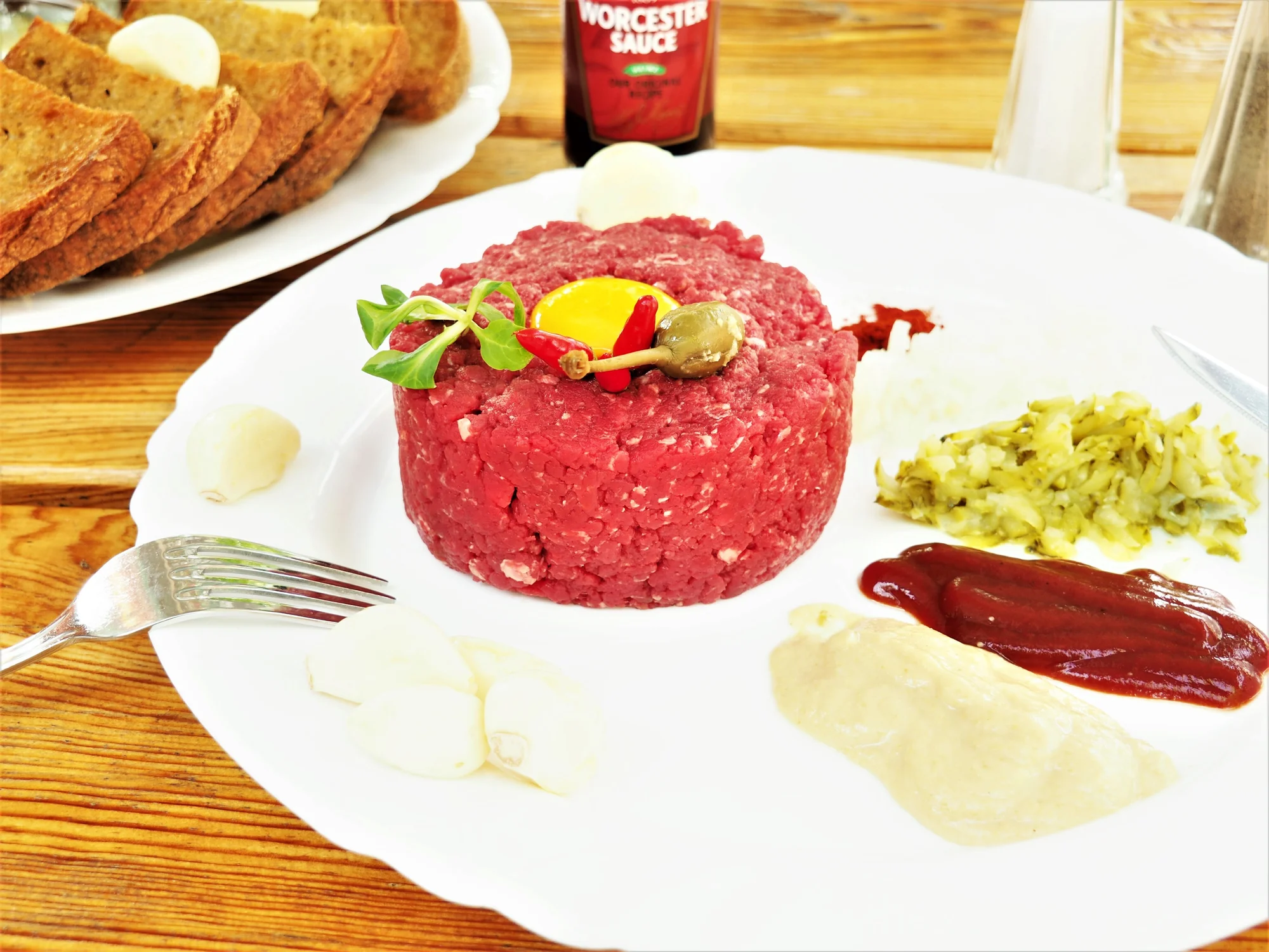 Tatarský biftek z hovězího masa Chuck tender: klasicky či po belgicku a topinky nebo bagetky