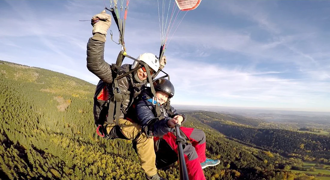 Nebeský zážitek pro každého: Tandemový paragliding a video