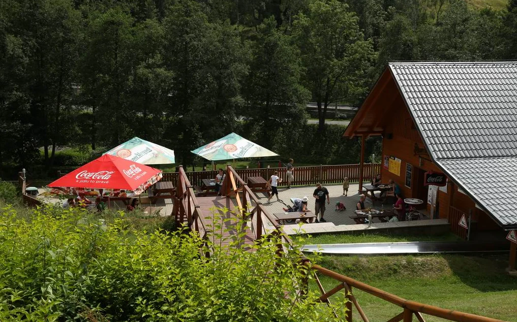 Ať vám to sviští: 5 sjezdů 1 km dlouhé bobové dráhy v Janově nad Nisou