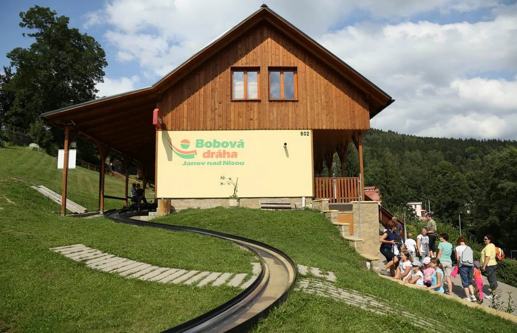 Ať vám to sviští: 5 sjezdů 1 km dlouhé bobové dráhy v Janově nad Nisou