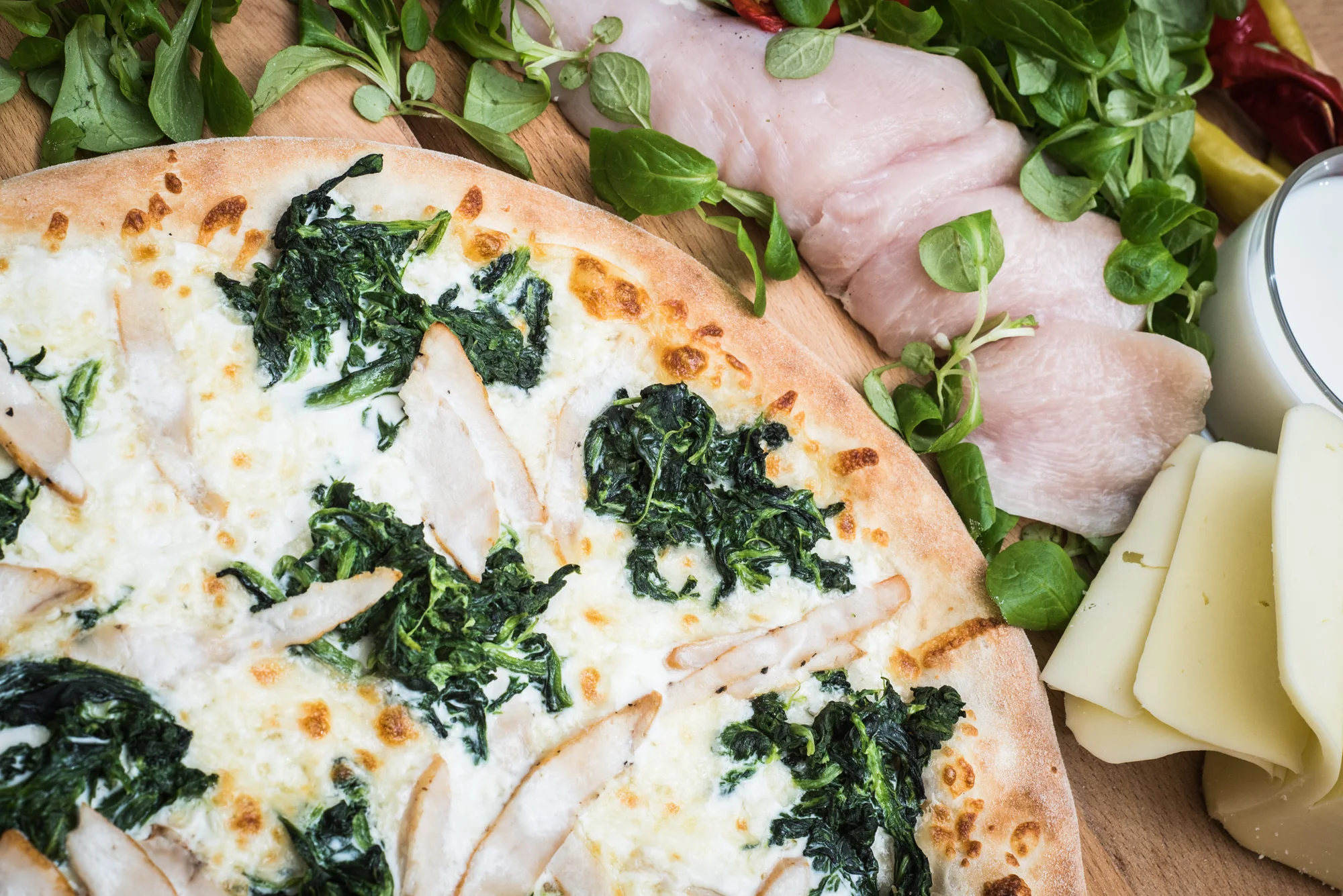 Pizza nebo dvě dle výběru o průměru 33 cm z restaurace Čtyřlístek