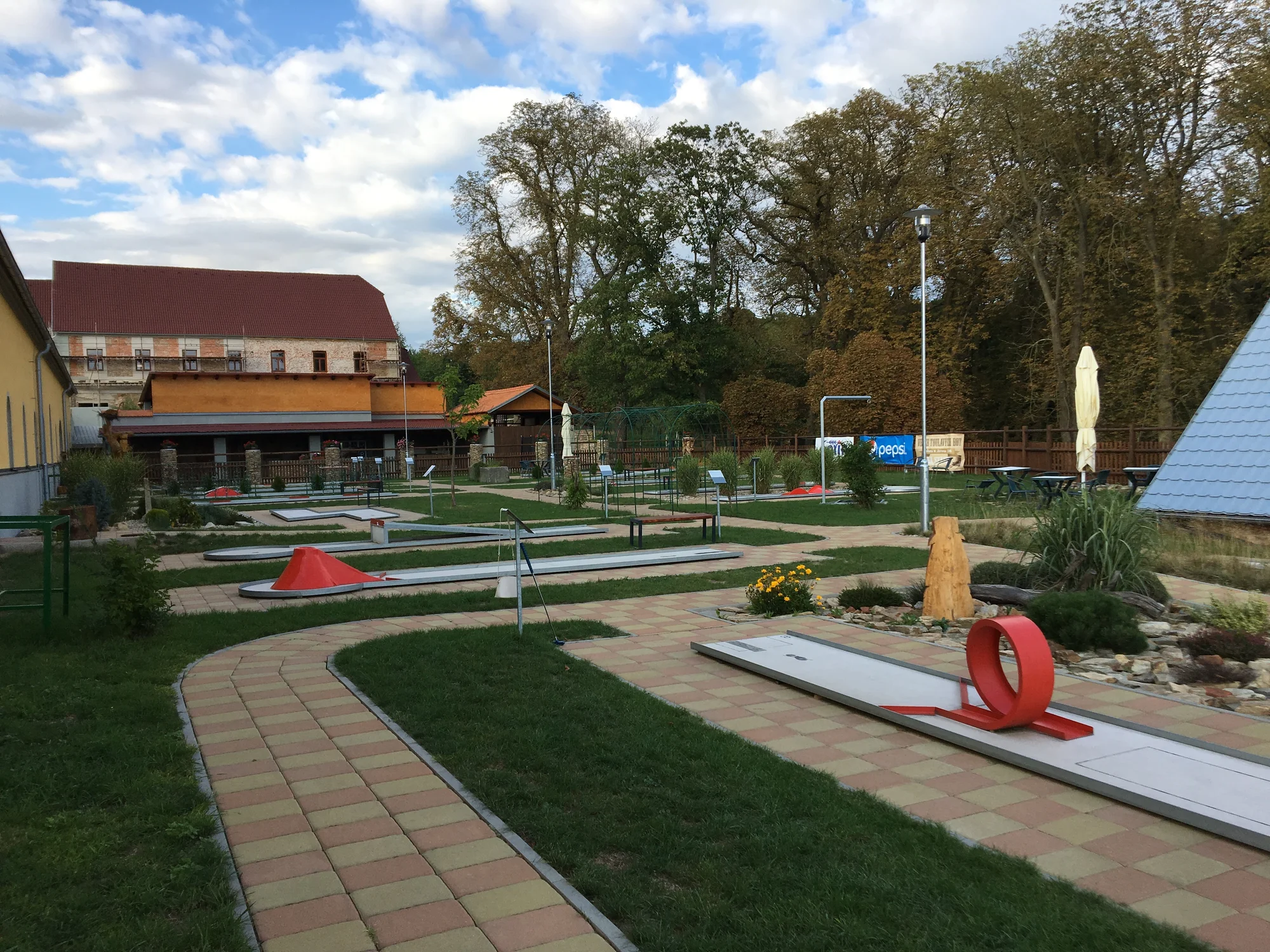 Celodenní vstup na minigolf pro 2 osoby nebo celou rodinu a nápoj k tomu