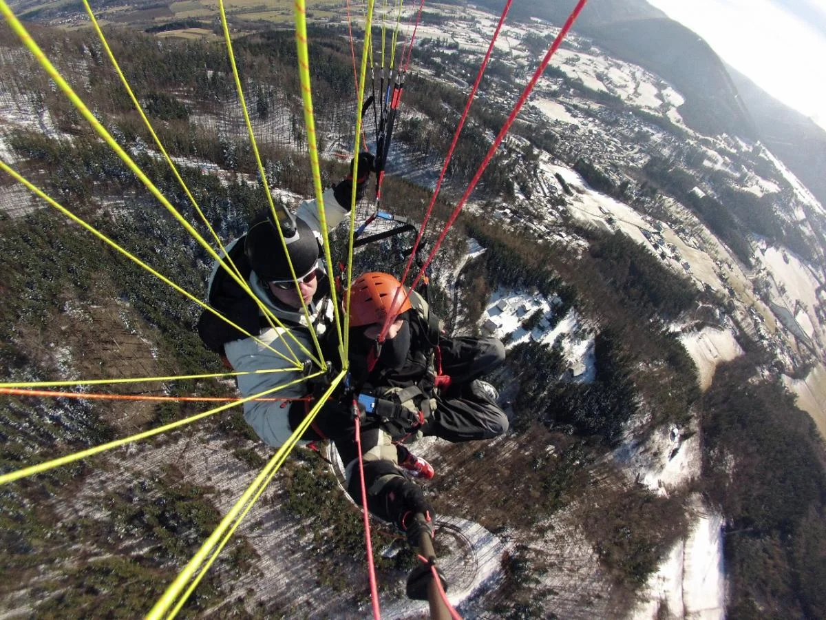 Adrenalin v oblacích: paraglidingový tandemový let se špetkou akrobacie