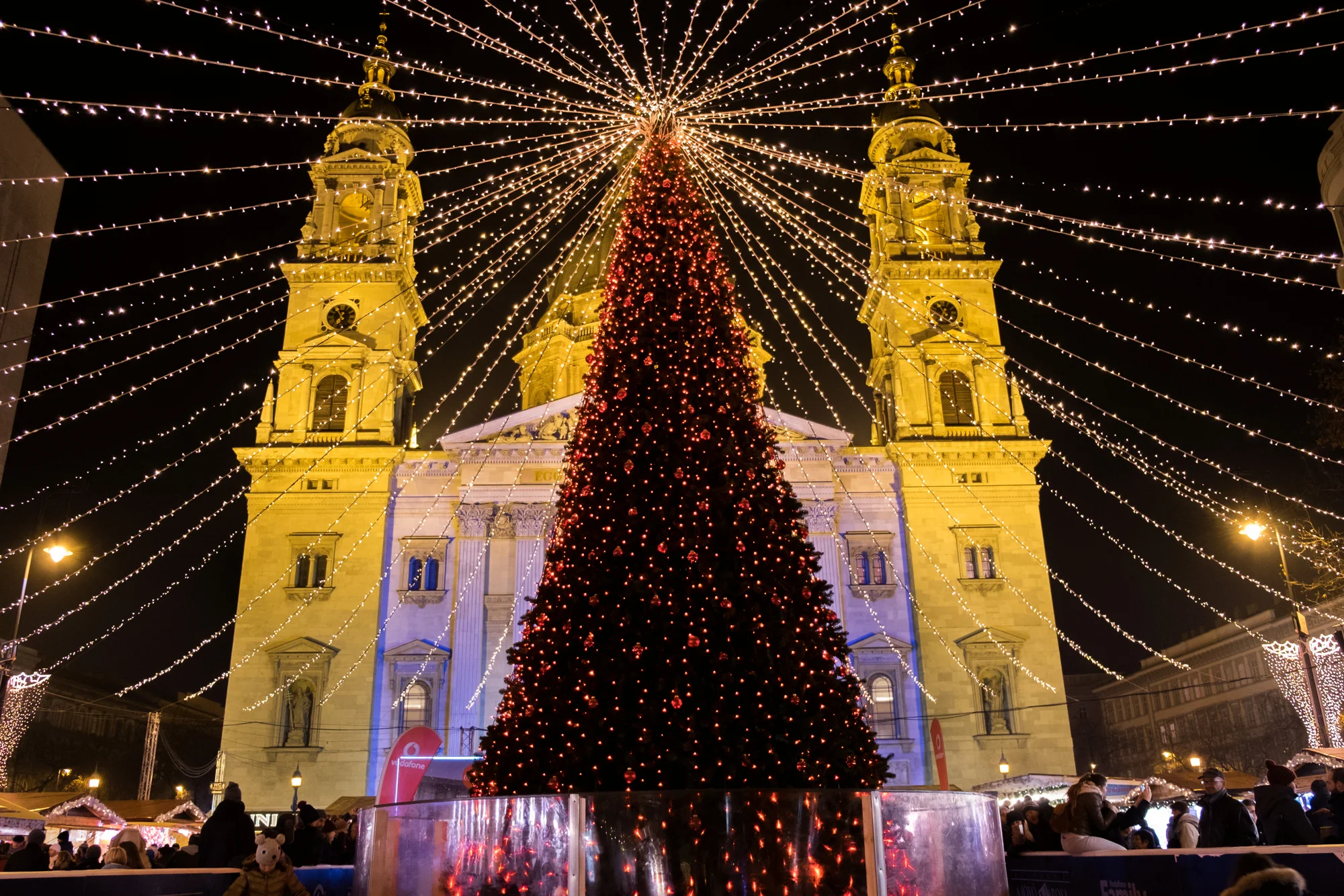 Adventní výlet do Budapešti s průvodcem: doprava, trhy, vánoční tramvaj i památky
