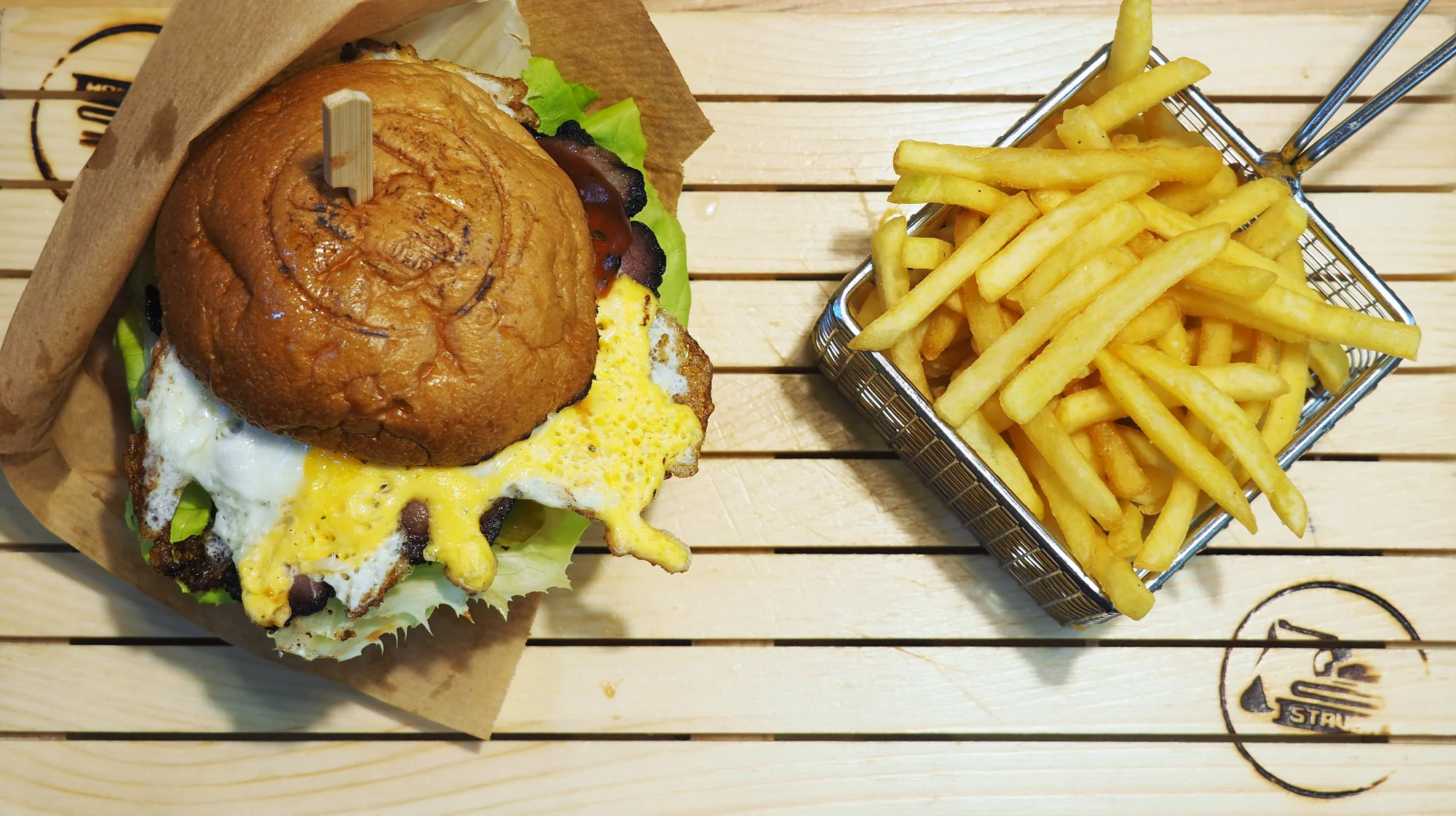 Burgerová mánie v centru Brna: burgery podle výběru z několika druhů a hranolky pro 2 až 4 osoby