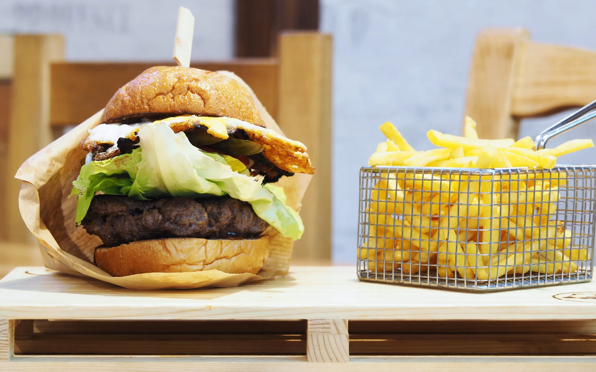 Burgerová mánie v centru Brna: burgery podle výběru z několika druhů a hranolky pro 2 až 4 osoby