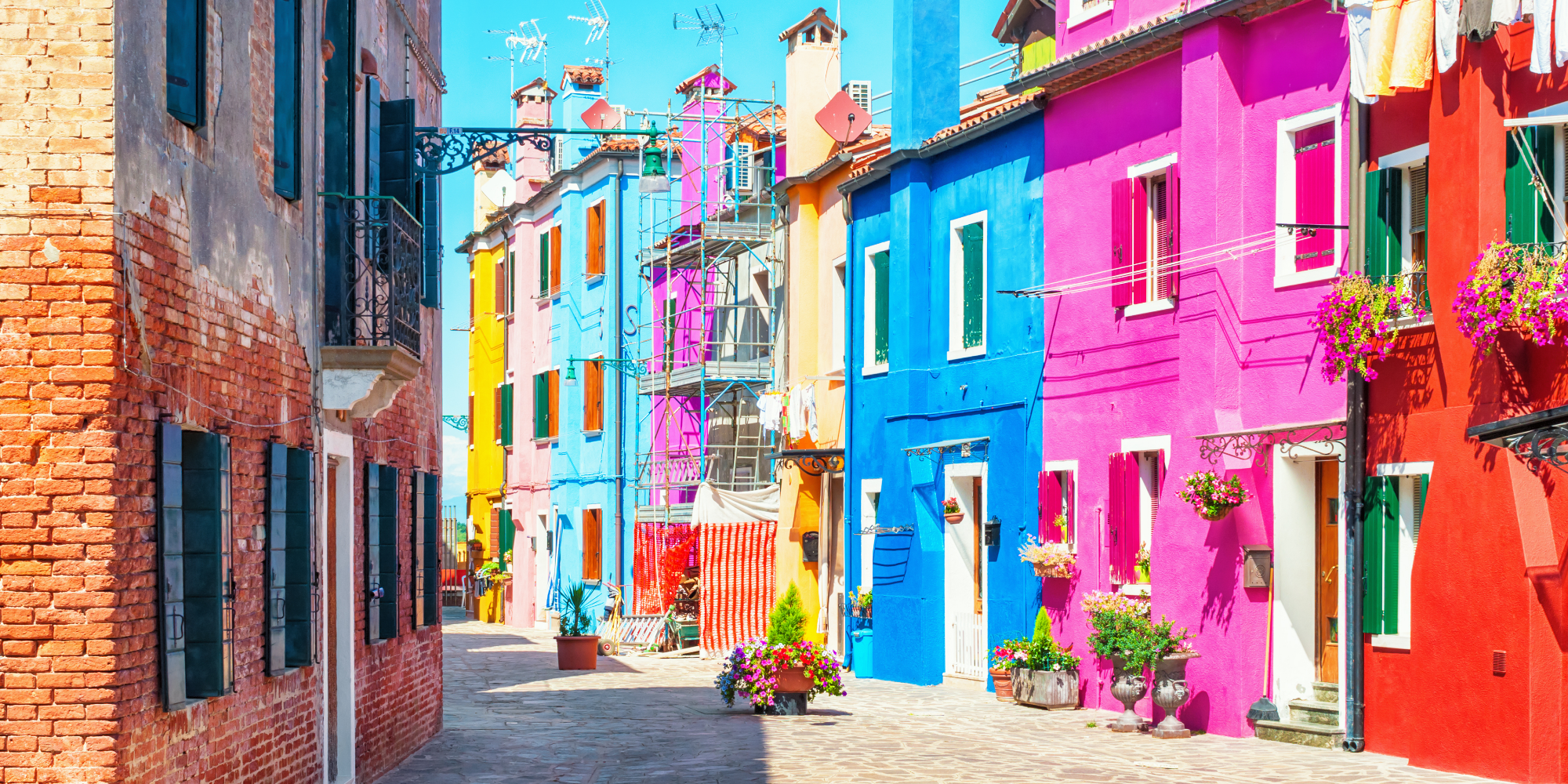 Color street. Город с разноцветными домами. В доме и на улице. Разноцветные дома. Маленькие яркие дома.