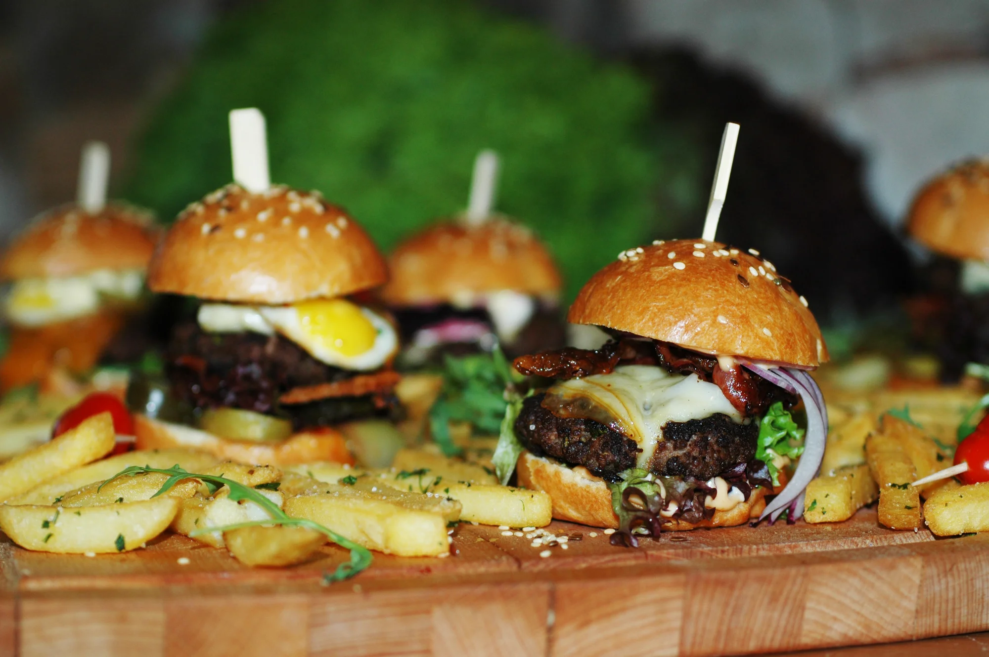 Dejte si jedlé štěstí: 4 nebo 8 různých mini burgerů a americké brambory