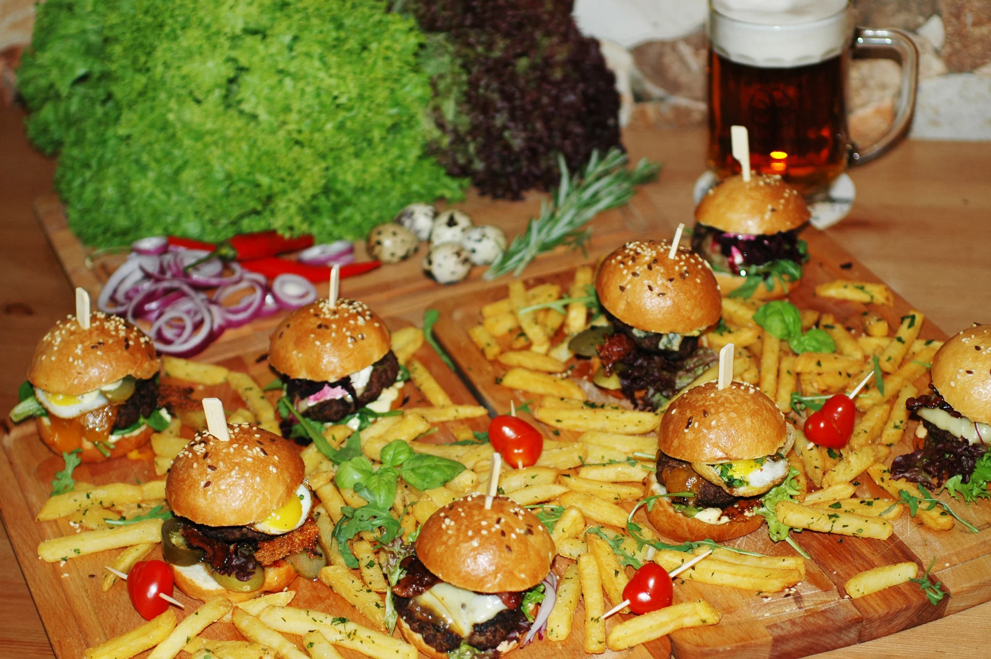 Dejte si jedlé štěstí: 4 nebo 8 různých mini burgerů a americké brambory