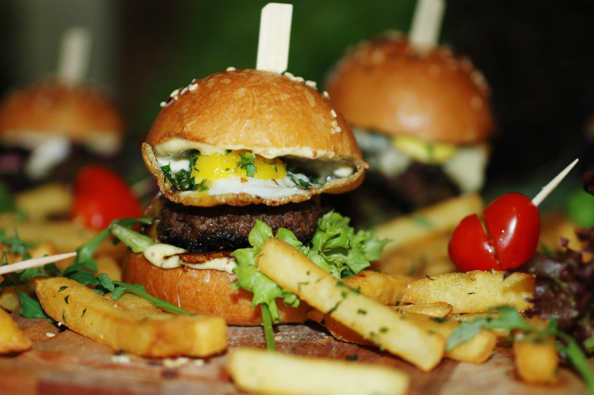 Dejte si jedlé štěstí: 4 nebo 8 různých mini burgerů a americké brambory