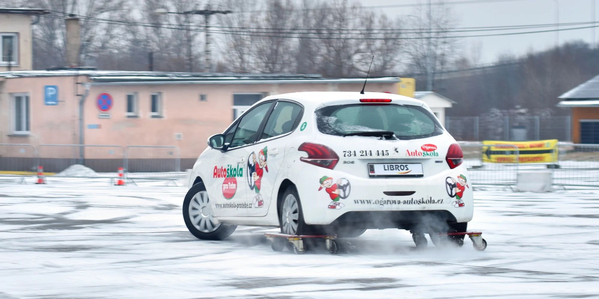 Driftování pro teenagery: jízda na polygonu
