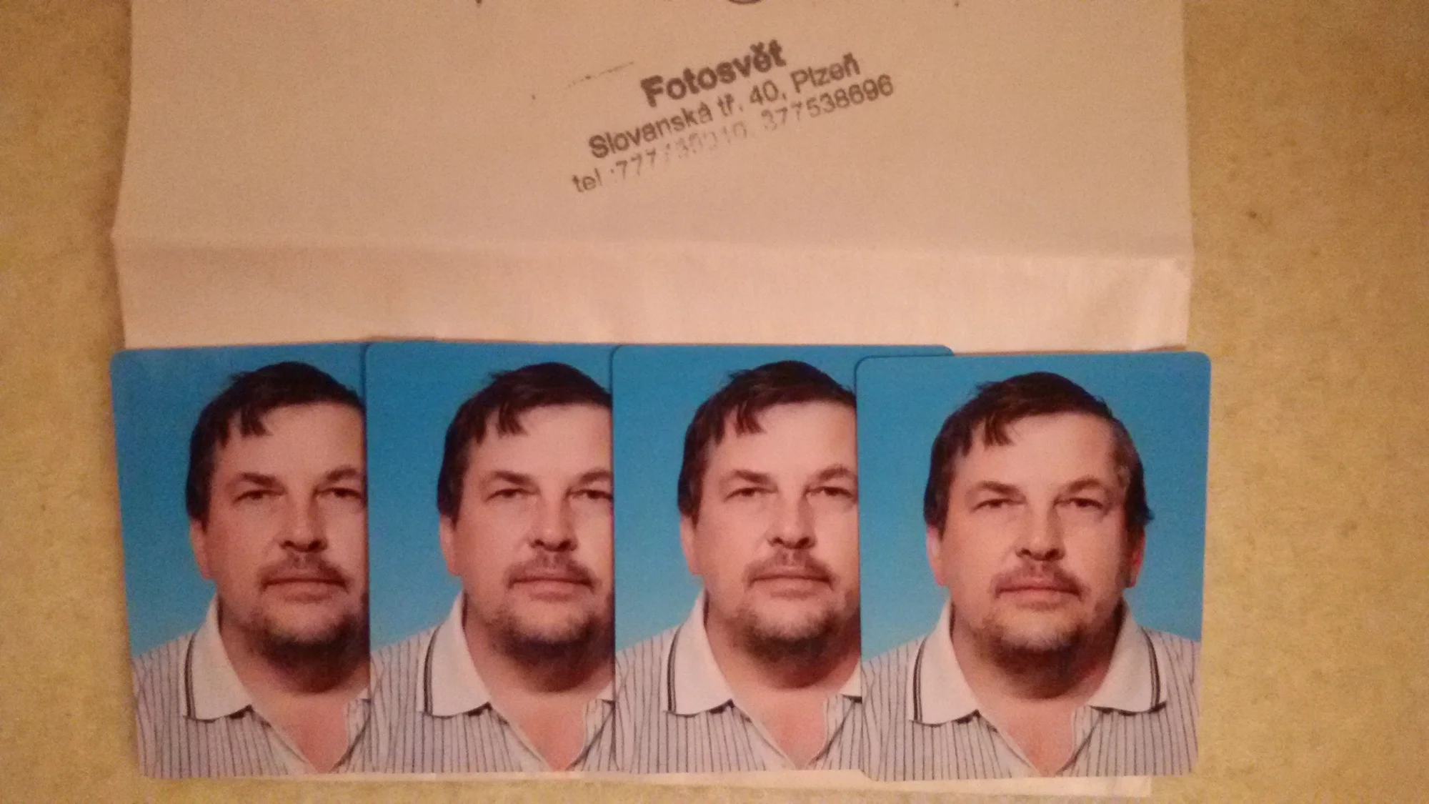 Průkazové fotky nebo vyvolání 50–100 fotografií formátu 9 × 13 cm