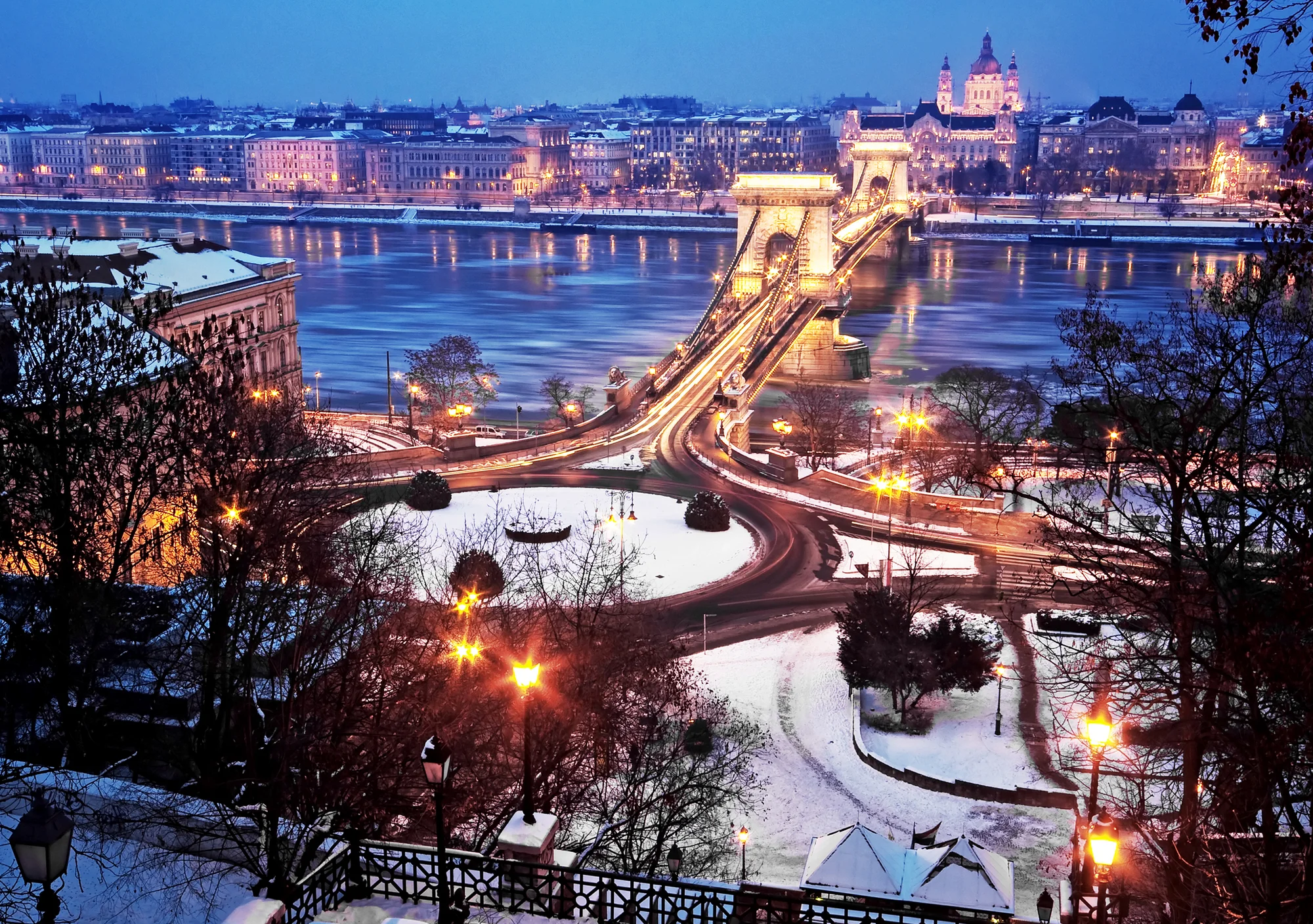Adventní výlet do Budapešti s průvodcem: doprava, trhy, vánoční tramvaj i památky