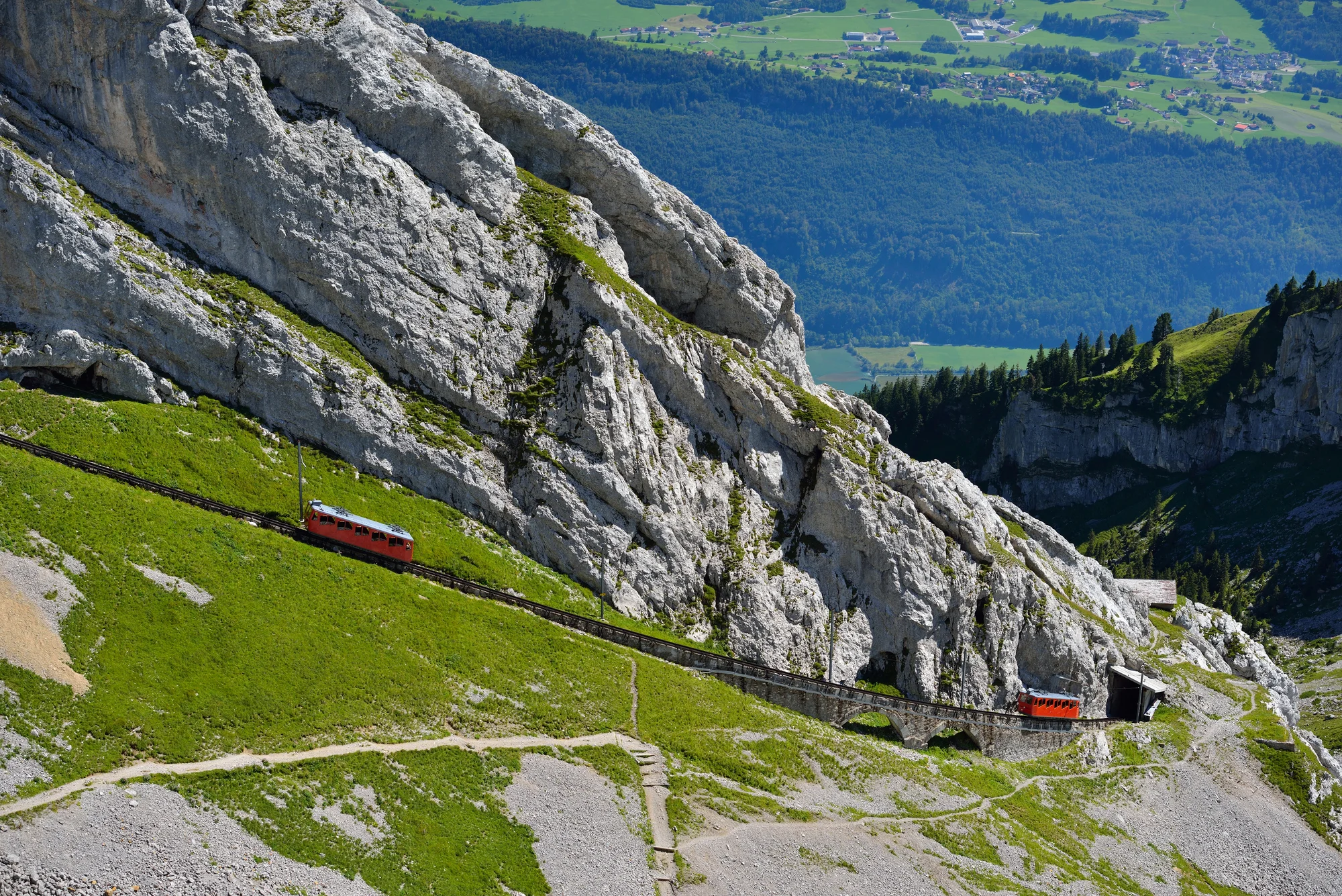 Zájezd do Švýcarska za alpskými panoramaty a nejstrmější zubačkou světa
