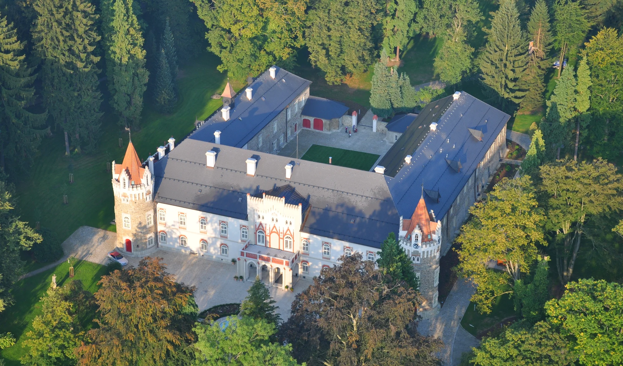 Tříchodové obědové menu v zámecké restauraci Honoria Chateau Herálec*****