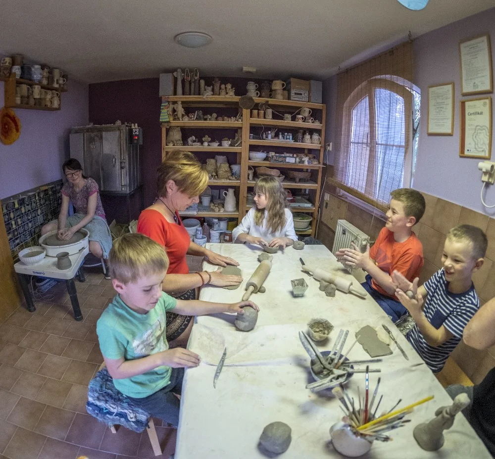 Užijte si kreativní odpočinek: modelování výrobku z keramiky i zdobení