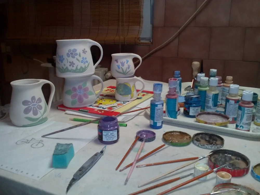 Užijte si kreativní odpočinek: modelování výrobku z keramiky i zdobení