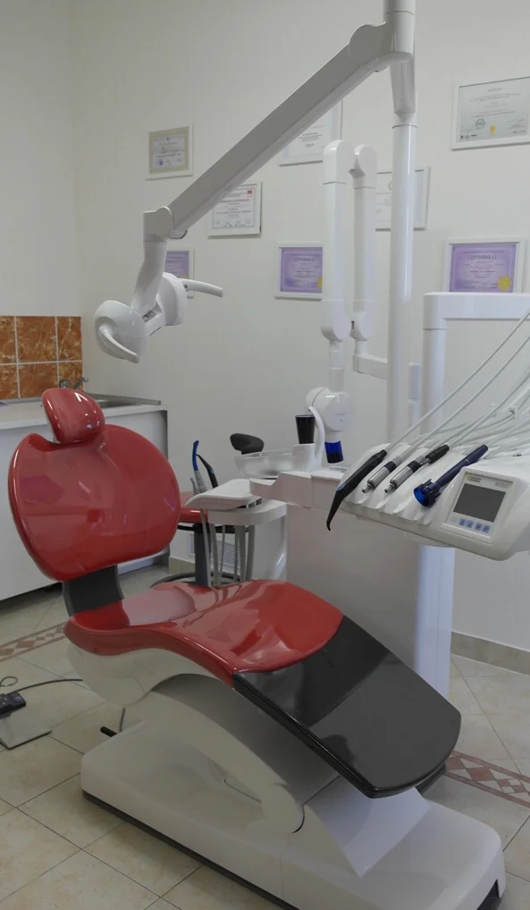 Dejte si spravit zub fotokompozitní plombou z nejkvalitnějšího materiálu