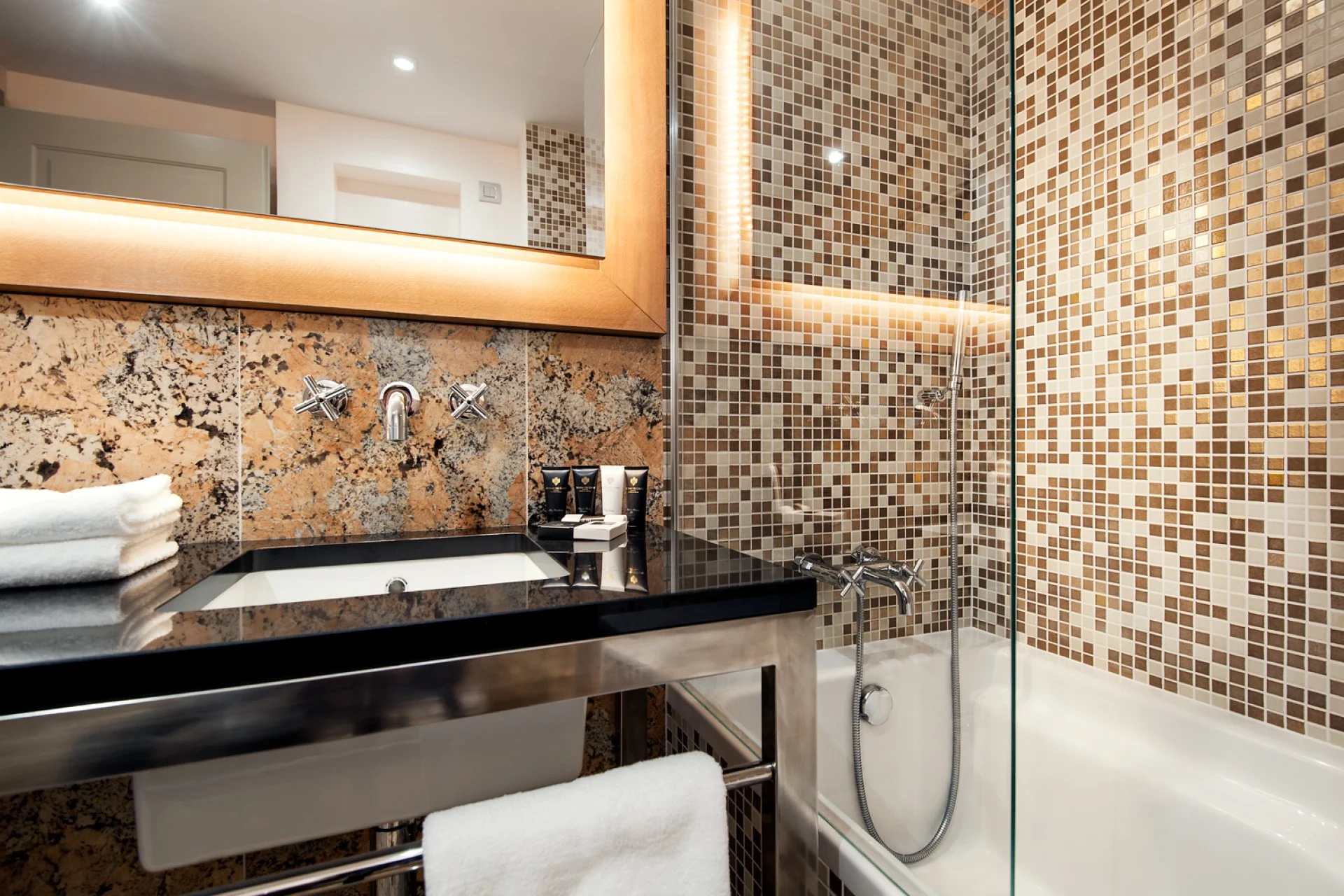 Moderní hotel na Rohanském nábřeží s bohatými snídaněmi