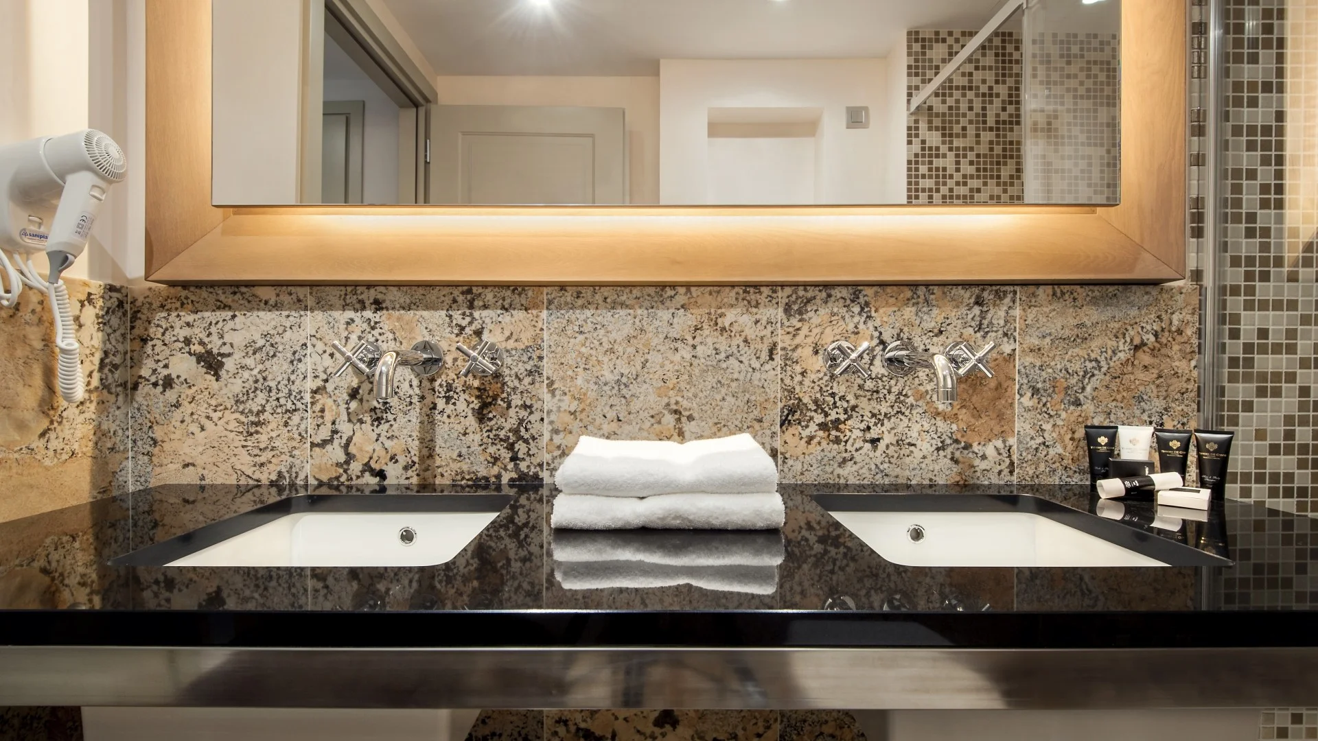 Moderní hotel na Rohanském nábřeží s bohatými snídaněmi