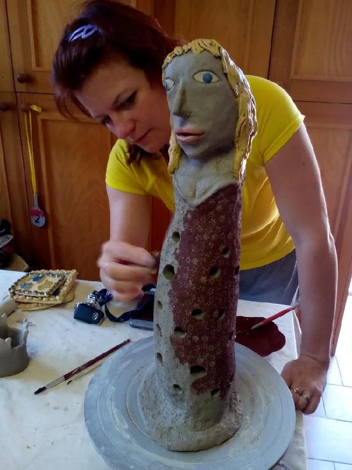 Užijte si kreativní odpočinek: modelování výrobku z keramiky i zdobení